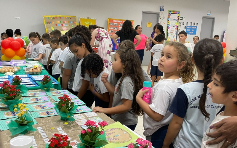 Estudantes prestigiam exposição alusiva ao Dia Municipal da Alfabetização 