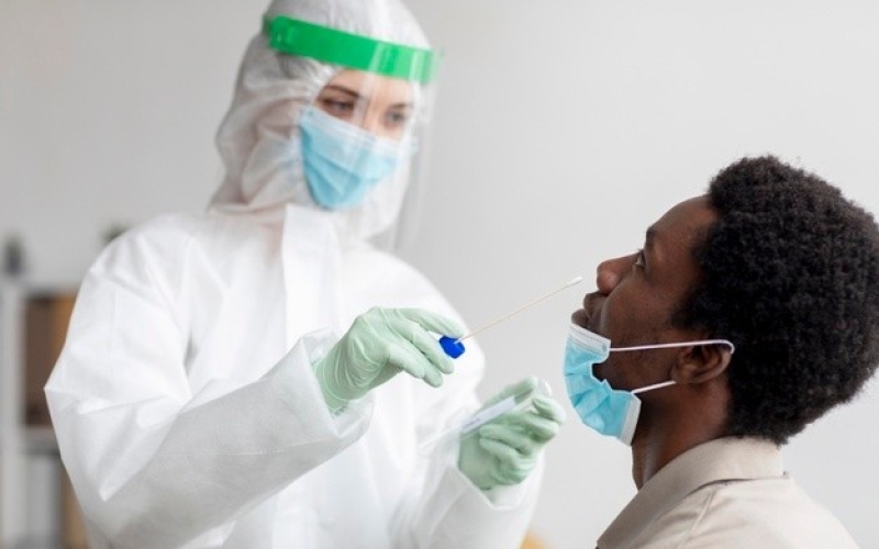 Decreto determina que farmácias e laboratórios emitam comunicado de isolamento