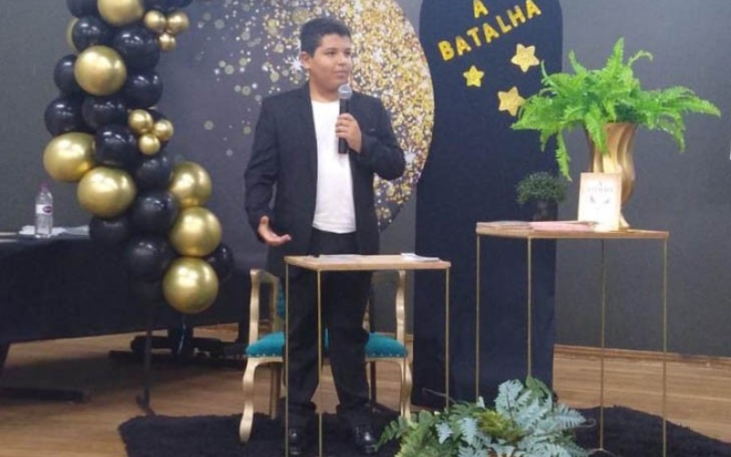 Aluno da Escola Municipal Castro Alves lança livro de aventura