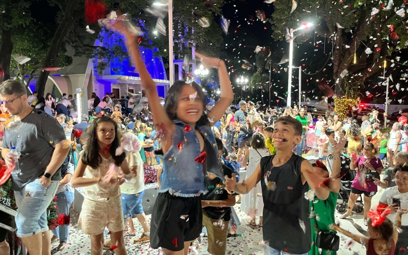 Carreata, casinha do Papai Noel e shows musicais marcam a segunda-feira 