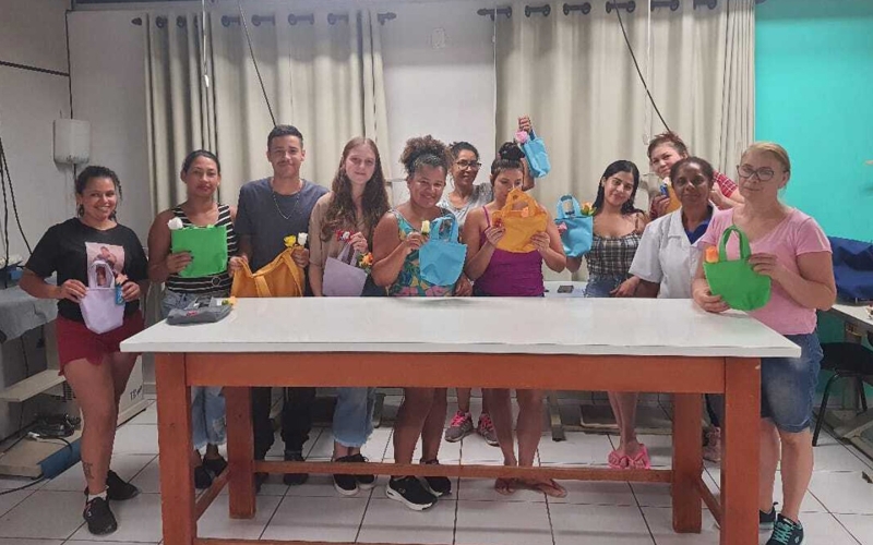 Alunos de Costura Industrial produzem bolsas em alusão ao Dia da Mulher