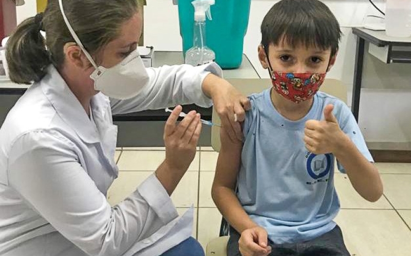 Alunos da Dom João Bosco recebem vacina contra Covid-19 na escola