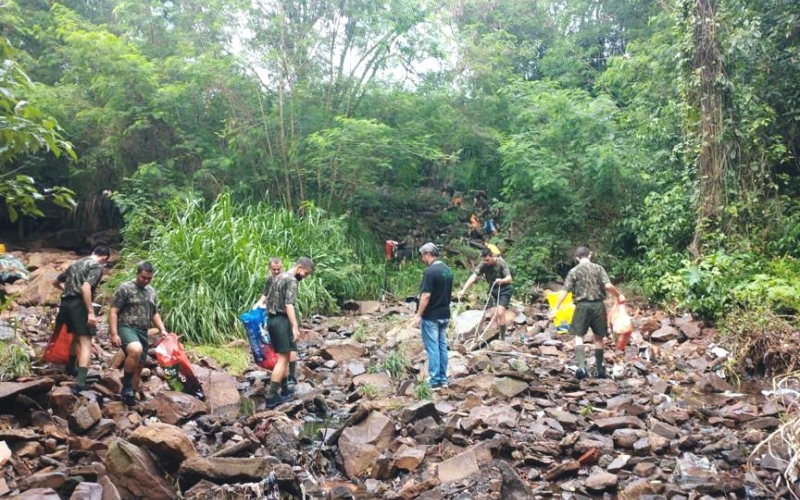 Força-tarefa retira mais de 1,5 tonelada de lixo do Rio Coruja