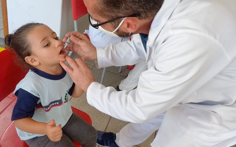 Secretaria Municipal de Saúde leva vacinação contra a polio aos CMEIs e Escolas