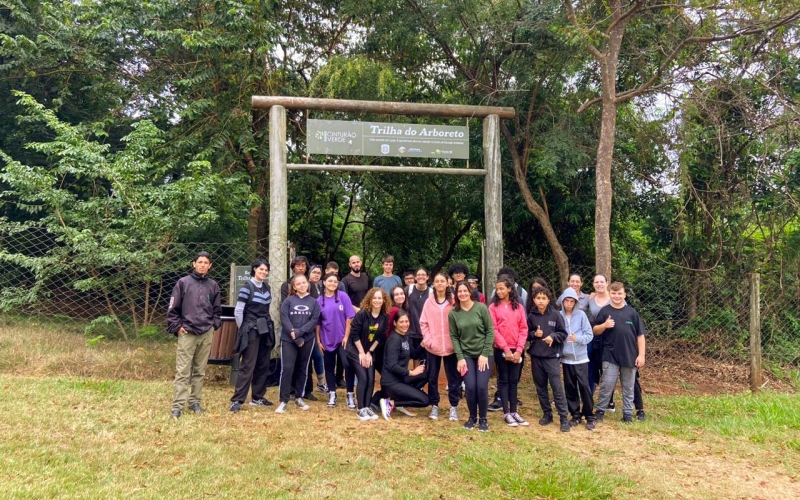 CAPSi leva adolescentes para passeio na Trilha do Arboreto 