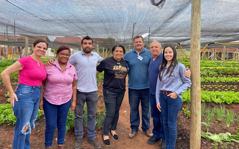 Comitiva de Indianópolis visita horta comunitária de São Lourenço